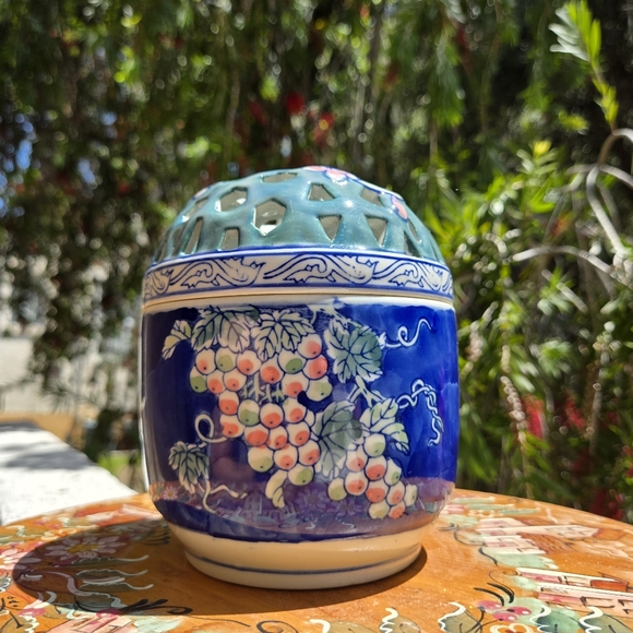 Vintage‎ Chinoiserie style Porcelain Floral Lattice Lid Jar Frog Vase Blue Pink